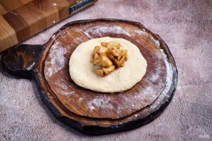 Печеные пирожки с яблоками