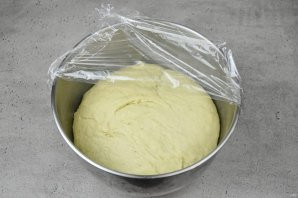 Рождественский дрожжевой штоллен