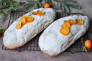 Рождественский дрожжевой штоллен