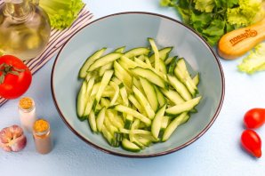 Салат с кальмаром, огурцом и яблоком Салат с кальмаром, огурцом и яблоком