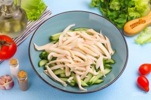 Салат с кальмаром, огурцом и яблоком Салат с кальмаром, огурцом и яблоком