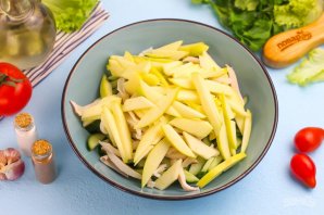 Салат с кальмаром, огурцом и яблоком Салат с кальмаром, огурцом и яблоком