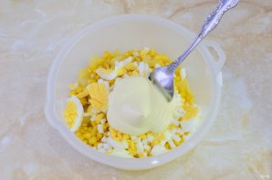 Салат с копченой курицей, ананасом, сыром и кукурузой