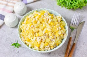 Салат с копченой курицей, ананасом, сыром и кукурузой