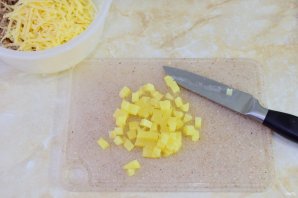 Салат с копченой курицей, ананасом, сыром и кукурузой