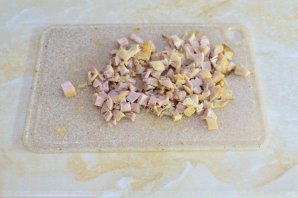 Салат с копчёной курицей и ананасами