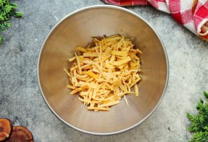 Салат с курицей, омлетом и корейской морковью