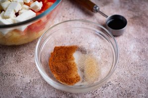 Салат с сыром, ананасом и помидорами