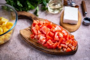 Салат с сыром, ананасом и помидорами