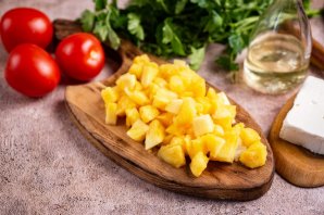 Салат с сыром, ананасом и помидорами