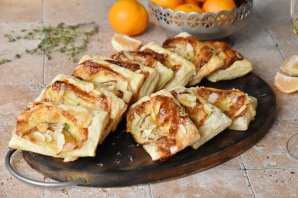 Слойки с камамбером и грушей