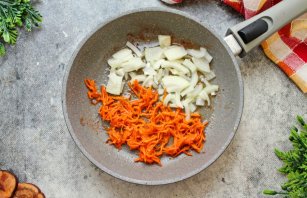 Тушеные куриные бедра