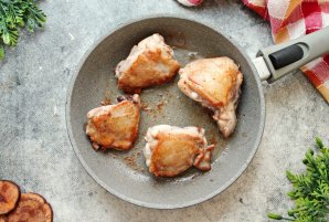 Тушеные куриные бедра