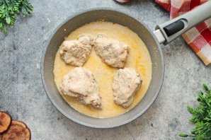 Тушеные куриные бедра