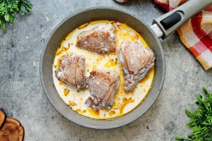 Тушеные куриные бедра