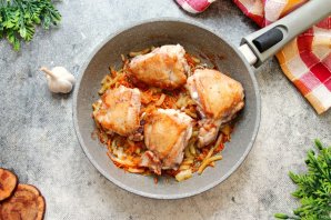 Тушеные куриные бедра