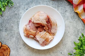 Тушеные куриные бедра