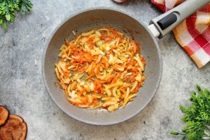 Тушеные куриные бедра