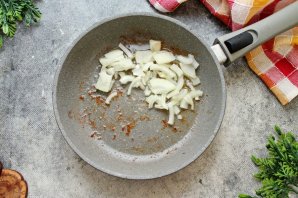 Тушеные куриные бедра