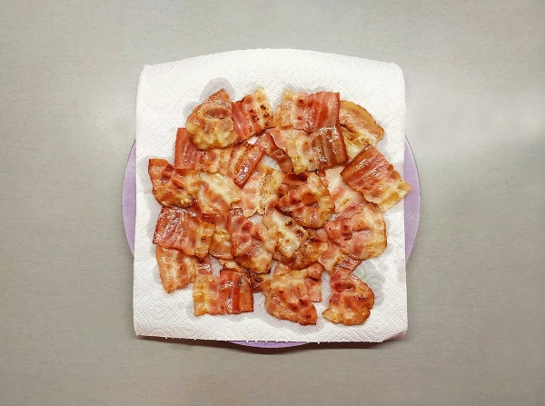 Салат с беконом и сухариками Салат с беконом и сухариками