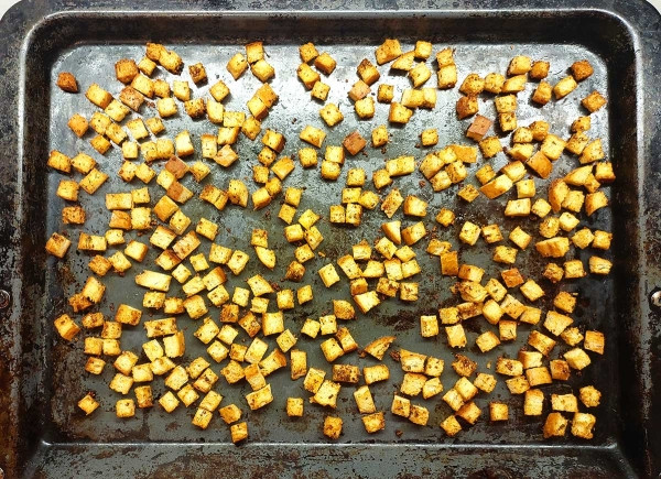 Салат с беконом и сухариками Салат с беконом и сухариками