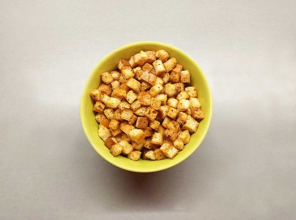 Салат с беконом и сухариками Салат с беконом и сухариками