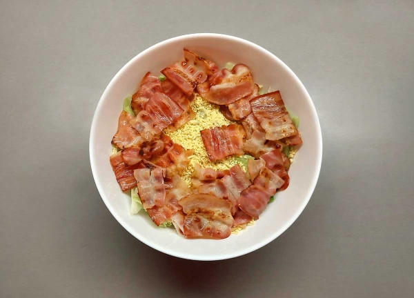 Салат с беконом и сухариками Салат с беконом и сухариками