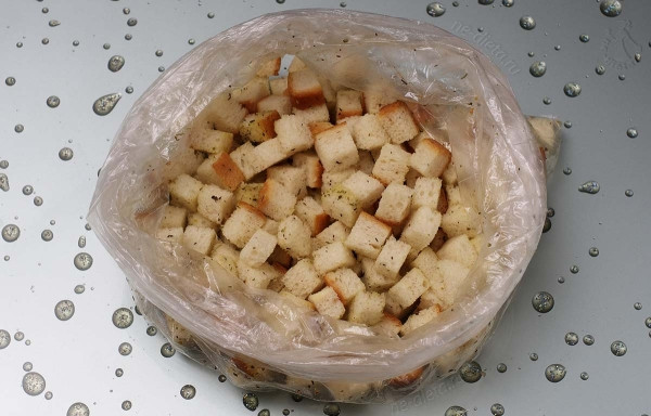 Салат с беконом и сухариками Салат с беконом и сухариками