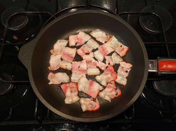 Салат с беконом и сухариками Салат с беконом и сухариками