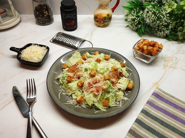 Салат с беконом и сухариками Салат с беконом и сухариками