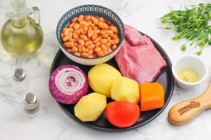 Мясо с консервированной фасолью