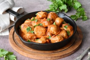 Рыбные "Польпетте" в соусе с овощами Рыбные "Польпетте" в соусе с овощами