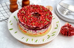 Салат "Гранатовый браслет" с сыром Салат "Гранатовый браслет" с сыром