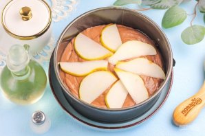 Шоколадный пирог с грушами