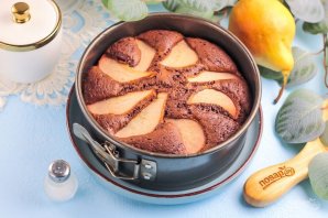 Шоколадный пирог с грушами