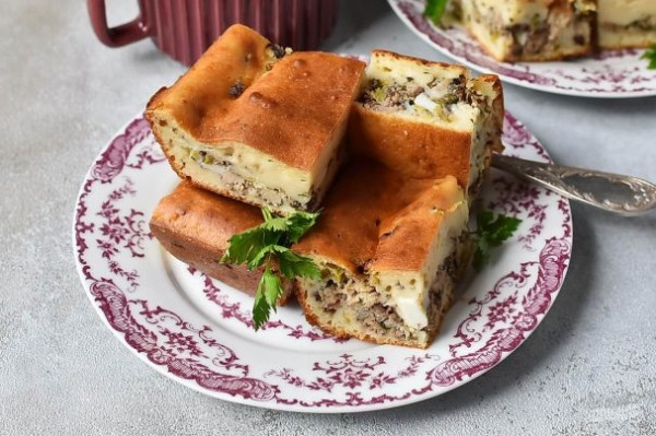 Заливной пирог с консервированной рыбой