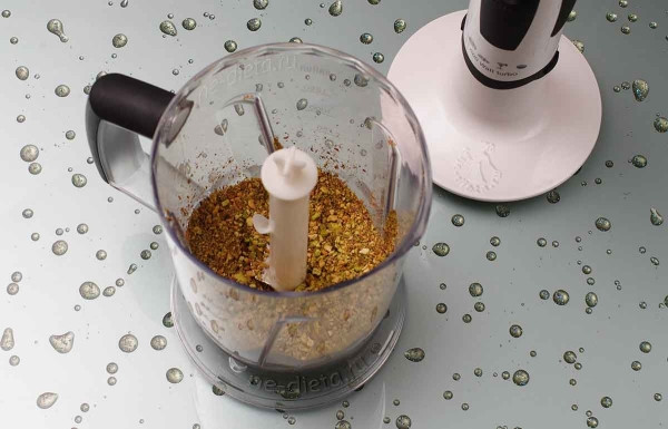 Рулетики из слоеного теста с крабовыми палочками и фисташками