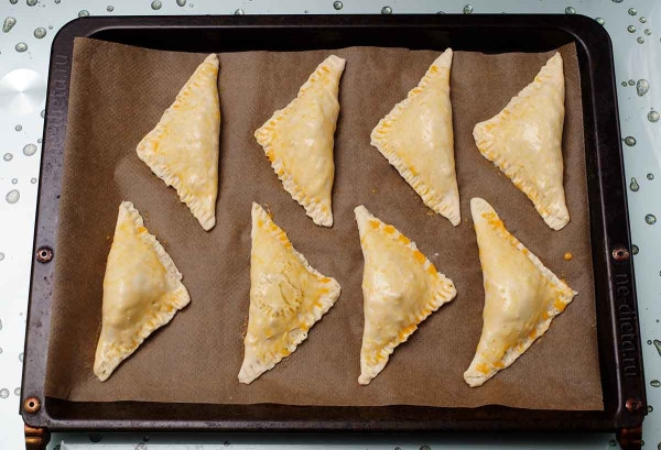 Слоеные пирожки с мясом