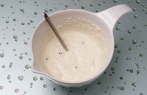 Творожные оладьи с черной смородиной