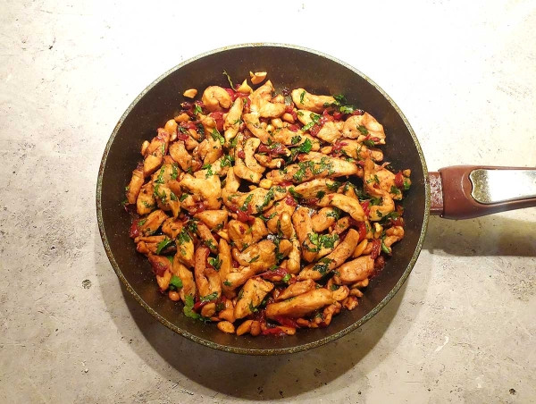 Курица по-восточному с кешью Курица по-восточному с кешью