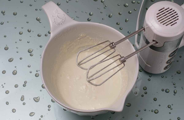 Творожные оладьи с черной смородиной