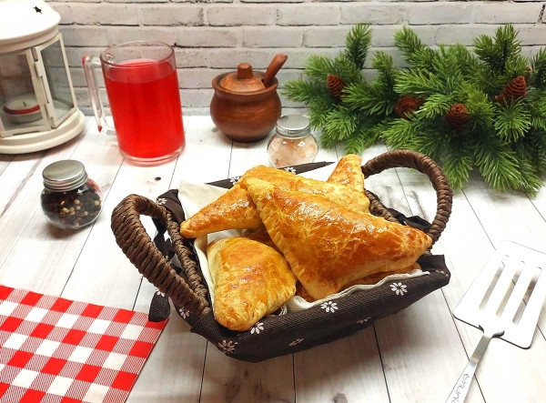 Слоеные пирожки с мясом