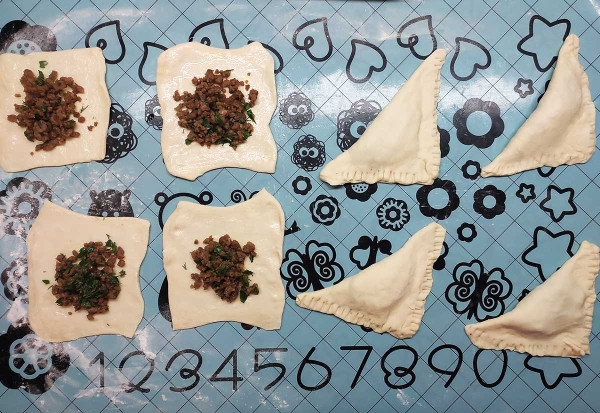 Слоеные пирожки с мясом