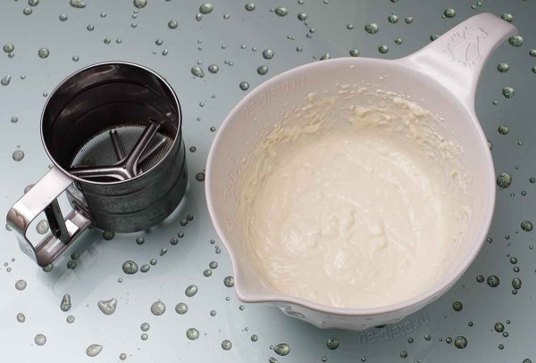 Творожные оладьи с черной смородиной