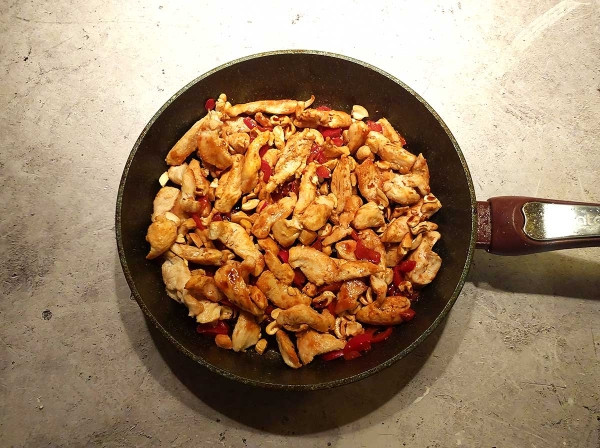 Курица по-восточному с кешью Курица по-восточному с кешью