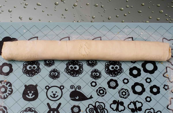 Рулетики из слоеного теста с крабовыми палочками и фисташками