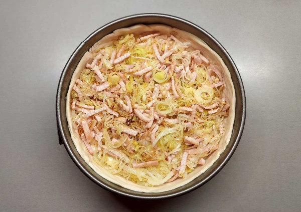 Пирог с ветчиной и сыром бри