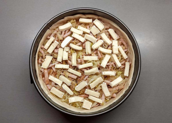 Пирог с ветчиной и сыром бри