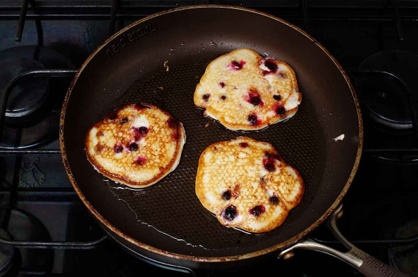 Творожные оладьи с черной смородиной