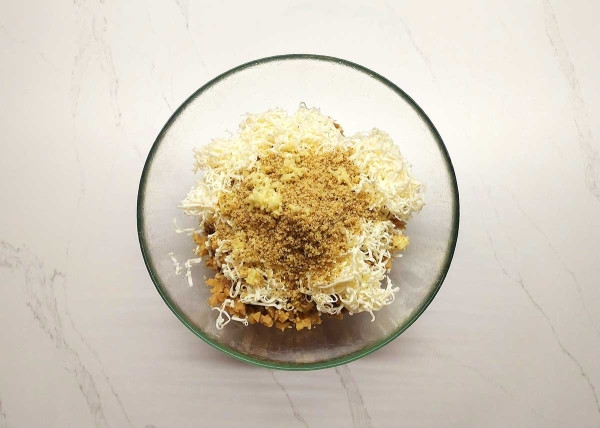 Закусочные шарики из курицы и грибов